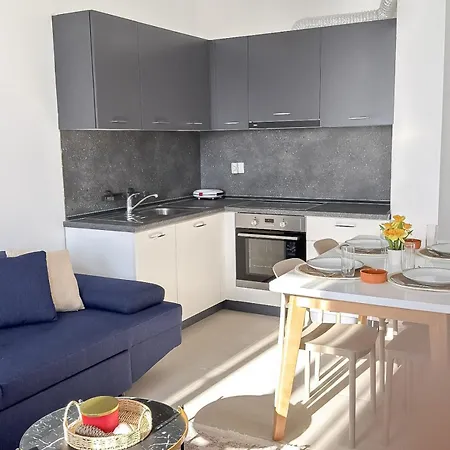 Hannah Mare By Tok Appartement Golem (Tirana)