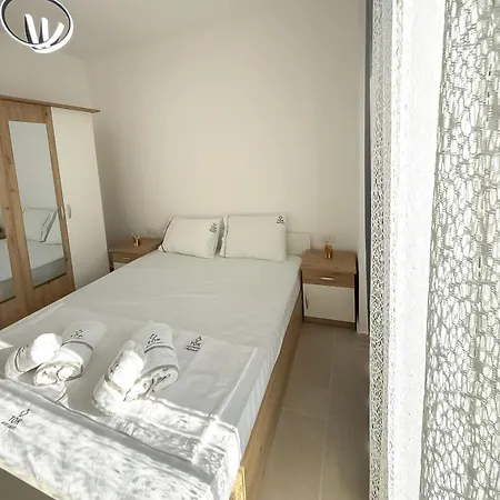 Hannah Mare By Tok Appartement Golem (Tirana)