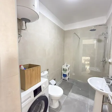 Hannah Mare By Tok Appartement Golem (Tirana)